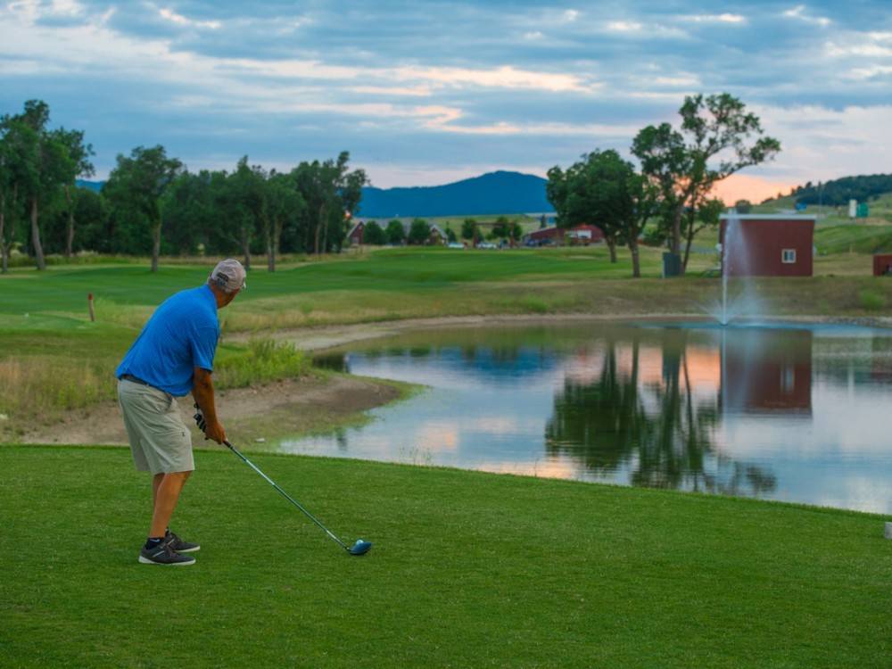 Golfer enjoying the Elkhorn Ridge Golf Club's course